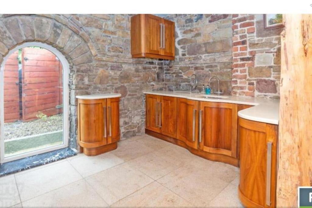 2 Bed Sandstone Residence Newport  Экстерьер фото