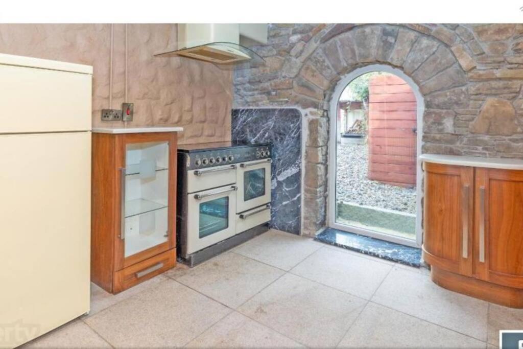 2 Bed Sandstone Residence Newport  Экстерьер фото